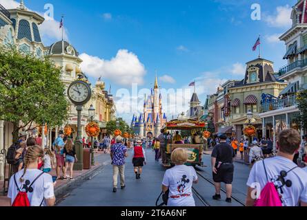 Chariot de traction de chevaux avec des personnages Disney sur main Street dans le Magic Kingdom à Walt Disney World, Orlando, Floride Banque D'Images