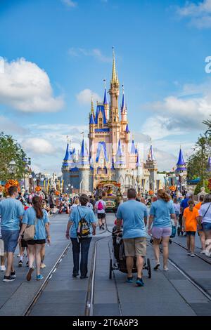 Promenades en famille vers le château de Cendrillon au bout de main Street dans le Magic Kingdom à Walt Disney World, Orlando, Floride Banque D'Images