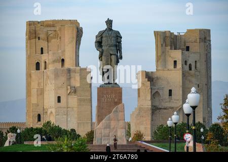 Shahrisabz, Ouzbékistan - 4 novembre 2023 : ruines du palais Ak Saray à Shahrisabz, Ouzbékistan. Banque D'Images