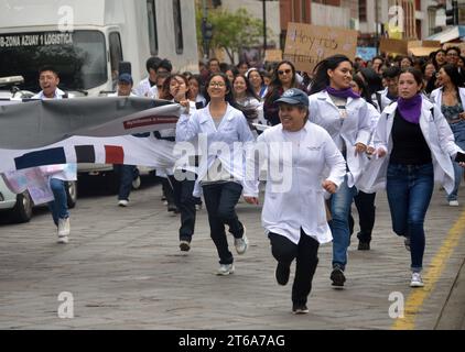 CUENCA-PLANTON-por ABIGAL DESAPARECIDA Cuenca, Ecuador 9 de noviembre de 2023 Decenas de estudiantes de la Universidad de Cuenca salieron la manana de hoy para exigir la busqueda de Abigail Supligüicha Carchi, de 19 anos de edad. El planton inicio desde las instalaciones de la universidad, recorrio algunas calles y llego hasta los exteriores de la Gobernacion del Azuay. foto Boris Romoleroux/API. SOI-CUENCA-PLANTON-PORABIGALDESAPARECIDA-3cfc168f852a1a7fe32541c90439dccc *** CUENCA PLANTON POUR DISPARU ABIGAL Cuenca, Équateur 9 novembre 2023 des dizaines d'étudiants de l'Université de Cuenca sont venus Banque D'Images