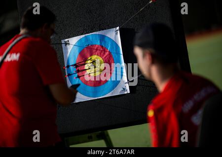 Belek, Turquie. 09 novembre 2023. Para archer Piotr Van Montagu et l’entraîneur belge Vincent Vandervelden photographiés en action lors d’un camp d’entraînement organisé par le Comité paralympique belge à Belek Turquie, jeudi 09 novembre 2023. BELGA PHOTO JASPER JACOBS crédit : Belga News Agency/Alamy Live News Banque D'Images