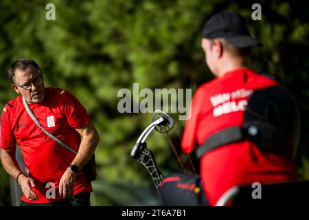 Belek, Turquie. 09 novembre 2023. Para archer Piotr Van Montagu et l’entraîneur belge Vincent Vandervelden photographiés en action lors d’un camp d’entraînement organisé par le Comité paralympique belge à Belek Turquie, jeudi 09 novembre 2023. BELGA PHOTO JASPER JACOBS crédit : Belga News Agency/Alamy Live News Banque D'Images