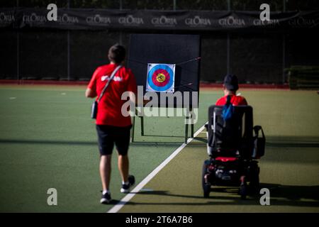 Belek, Turquie. 09 novembre 2023. Para archer Piotr Van Montagu et l’entraîneur belge Vincent Vandervelden photographiés en action lors d’un camp d’entraînement organisé par le Comité paralympique belge à Belek Turquie, jeudi 09 novembre 2023. BELGA PHOTO JASPER JACOBS crédit : Belga News Agency/Alamy Live News Banque D'Images