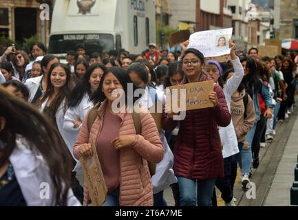 CUENCA-PLANTON-por ABIGAL DESAPARECIDA Cuenca, Ecuador 9 de noviembre de 2023 Decenas de estudiantes de la Universidad de Cuenca salieron la manana de hoy para exigir la busqueda de Abigail Supligüicha Carchi, de 19 anos de edad. El planton inicio desde las instalaciones de la universidad, recorrio algunas calles y llego hasta los exteriores de la Gobernacion del Azuay. foto Boris Romoleroux/API. SOI-CUENCA-PLANTON-PORABIGALDESAPARECIDA-2e361526b0659b5c996e91a0afc156aa *** CUENCA PLANTON POUR DISPARU ABIGAL Cuenca, Équateur 9 novembre 2023 des dizaines d'étudiants de l'Université de Cuenca sont venus Banque D'Images