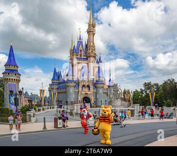 Winnie l'Ourson et Tigger passent devant le château de Cendrillon au bout de main Street dans le Magic Kingdom à Walt Disney World, Orlando, Floride Banque D'Images