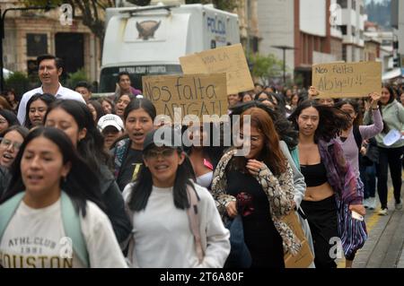 CUENCA-PLANTON-por ABIGAL DESAPARECIDA Cuenca, Ecuador 9 de noviembre de 2023 Decenas de estudiantes de la Universidad de Cuenca salieron la manana de hoy para exigir la busqueda de Abigail Supligüicha Carchi, de 19 anos de edad. El planton inicio desde las instalaciones de la universidad, recorrio algunas calles y llego hasta los exteriores de la Gobernacion del Azuay. foto Boris Romoleroux/API. SOI-CUENCA-PLANTON-PORABIGALDESAPARECIDA-35653e0dabf6b0eab2ee8220f813594e *** CUENCA PLANTON POUR DISPARU ABIGAL Cuenca, Équateur 9 novembre 2023 des dizaines d'étudiants de l'Université de Cuenca sont venus o Banque D'Images