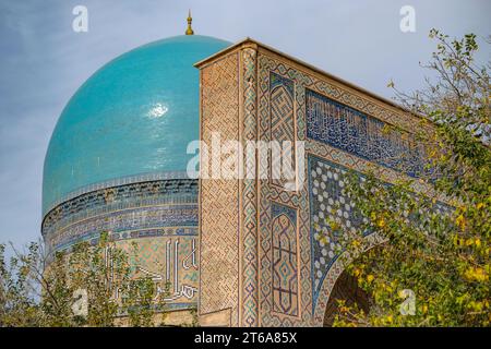 Shahrisabz, Ouzbékistan - 5 novembre 2023 : détail du dôme de la mosquée Kok Gumbaz à Shahrisabz, Ouzbékistan. Banque D'Images