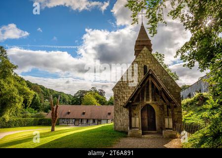 SAINT WANDRILLE, FRANCE - AOÛT CIRCA, 2020. Une chapelle dans le parc de l'abbaye sur fond de nature d'été avec petite route à aller. Lumière agréable Banque D'Images