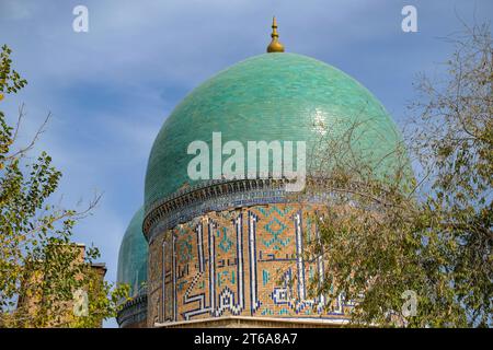 Shahrisabz, Ouzbékistan - 5 novembre 2023 : détail du dôme de la mosquée Kok Gumbaz à Shahrisabz, Ouzbékistan. Banque D'Images