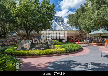 Famille et couple senior entrant dans l'attraction Land à Epcot à Walt Disney World à Orlando, Floride Banque D'Images