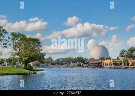 Vaisseau spatial Terre géodésique sphère derrière le World Showcase Lagoon à Epcot à Walt Disney World à Orlando, Floride Banque D'Images