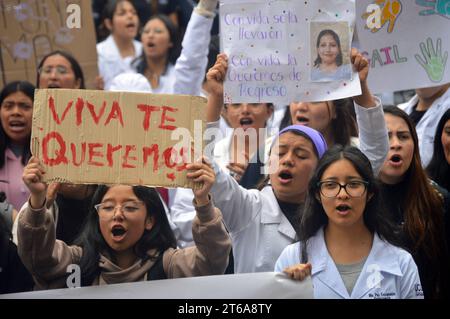 CUENCA-PLANTON-por ABIGAL DESAPARECIDA Cuenca, Ecuador 9 de noviembre de 2023 Decenas de estudiantes de la Universidad de Cuenca salieron la manana de hoy para exigir la busqueda de Abigail Supligüicha Carchi, de 19 anos de edad. El planton inicio desde las instalaciones de la universidad, recorrio algunas calles y llego hasta los exteriores de la Gobernacion del Azuay. foto Boris Romoleroux/API. SOI-CUENCA-PLANTON-PORABIGALDESAPARECIDA-3074d5f8150e0e0b3eeefbd4326c5e8e57 *** CUENCA PLANTON POUR DISPARU ABIGAL Cuenca, Équateur 9 novembre 2023 des dizaines d'étudiants de l'Université de Cuenca sont venus Banque D'Images