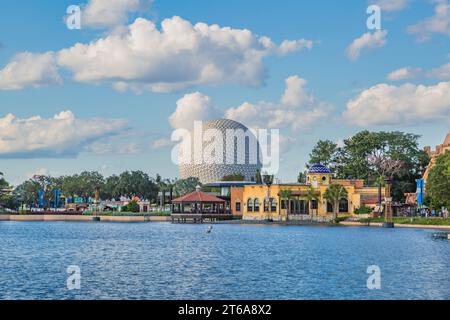 Vaisseau spatial Terre géodésique sphère derrière le World Showcase Lagoon à Epcot à Walt Disney World à Orlando, Floride Banque D'Images