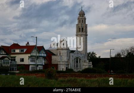 Vue rapprochée de la célèbre église blanche de Fairhaven, Lytham St Annes, Lancashire, Royaume-Uni, Europe Banque D'Images