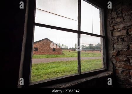 KZ Auschwitz durch ein Fenster sieht man ein gegenueber liegende Steinbaracke in der Frauen und Kinder gemeinsam untergebracht waren. Die Steinbaracken der Frauen und Kinder stehen getrennt von den Holzbaracken der Maenner auf der anderen Seite des Gelaendes. *** Camp de concentration d'Auschwitz par une fenêtre, vous pouvez voir une caserne de pierre en face où les femmes et les enfants étaient logés ensemble la caserne de pierre des femmes et des enfants est séparée de la caserne de bois des hommes de l'autre côté du terrain xMMx crédit : Imago/Alamy Live News Banque D'Images