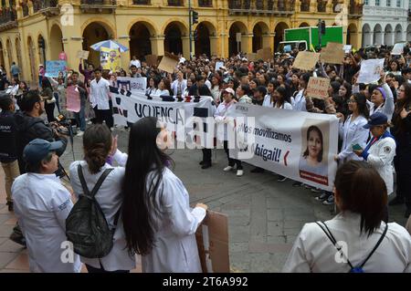 CUENCA-PLANTON-por ABIGAL DESAPARECIDA Cuenca, Ecuador 9 de noviembre de 2023 Decenas de estudiantes de la Universidad de Cuenca salieron la manana de hoy para exigir la busqueda de Abigail Supligüicha Carchi, de 19 anos de edad. El planton inicio desde las instalaciones de la universidad, recorrio algunas calles y llego hasta los exteriores de la Gobernacion del Azuay. foto Boris Romoleroux/API. SOI-CUENCA-PLANTON-PORABIGALDESAPARECIDA-aa76a374fded774ea20605f7878accfd *** CUENCA PLANTON POUR DISPARU ABIGAL Cuenca, Équateur 9 novembre 2023 des dizaines d'étudiants de l'Université de Cuenca sont venus Banque D'Images