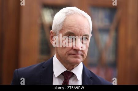 Moscou, Russie. 07 novembre 2023. Le premier vice-premier ministre russe Andrei Belousov écoute le président Vladimir Poutine lors d’une réunion pour discuter de l’avancement du projet de loi sur la politique technologique au Kremlin, le 7 novembre 2023, devant Moscou, en Russie. Crédit : Gavriil Grigorov/Kremlin Pool/Alamy Live News Banque D'Images