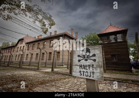 KZ Auschwitz Ein Schild mit dem deutschen Wort HALT und dem polnischen Wort STOJ steht auf dem Gelaende vor den Stacheldrahtzaeunen *** camp de concentration d'Auschwitz Un panneau avec le mot allemand HALT et le mot polonais STOJ se dresse sur le terrain devant les clôtures barbelées xMMx crédit: Imago/Alamy Live News Banque D'Images