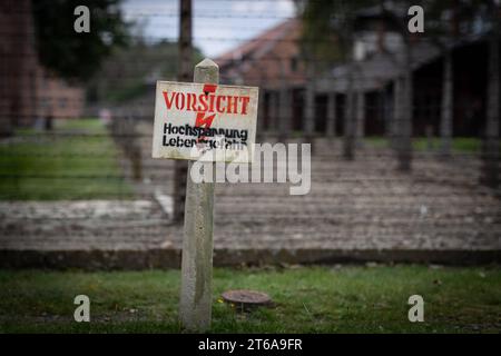 KZ Auschwitz Ein Schild mit dem deutschen Schriftzug VORSICHT Hochspannung Lebensgefahr steht auf dem Gelaende vor den Stacheldrahtzaeunen *** camp de concentration d'Auschwitz Un panneau avec le lettrage allemand VORSICHT Hochspannung Lebensgefahr se dresse sur le terrain devant Les clôtures barbelés / Alxx crédit en direct : Imago Alamy Banque D'Images