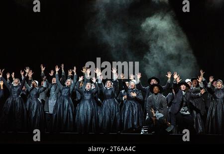 Chœur en JEPHTHA au Royal Opera, Covent Garden, Londres WC2 08/11/2023 musique : George Frideric Handel livret : Thomas Morell chef d'orchestre : Laurence Cummings décor : Simon Lima Holdsworth costumes : Ilona Karas éclairage : Fabiani Piccioli mouvement : Anna Morrissey réalisateur : Oliver Mears Banque D'Images