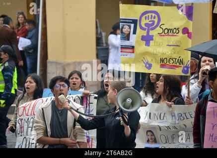 CUENCA-PLANTON-por ABIGAL DESAPARECIDA Cuenca, Ecuador 9 de noviembre de 2023 Decenas de estudiantes de la Universidad de Cuenca salieron la manana de hoy para exigir la busqueda de Abigail Supligüicha Carchi, de 19 anos de edad. El planton inicio desde las instalaciones de la universidad, recorrio algunas calles y llego hasta los exteriores de la Gobernacion del Azuay. foto Boris Romoleroux/API. SOI-CUENCA-PLANTON-PORABIGALDESAPARECIDA-0441c96d18f642452d41f18f394cfd94 *** CUENCA PLANTON POUR DISPARU ABIGAL Cuenca, Équateur 9 novembre 2023 des dizaines d'étudiants de l'Université de Cuenca sont venus Banque D'Images