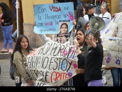 CUENCA-PLANTON-por ABIGAL DESAPARECIDA Cuenca, Ecuador 9 de noviembre de 2023 Decenas de estudiantes de la Universidad de Cuenca salieron la manana de hoy para exigir la busqueda de Abigail Supligüicha Carchi, de 19 anos de edad. El planton inicio desde las instalaciones de la universidad, recorrio algunas calles y llego hasta los exteriores de la Gobernacion del Azuay. foto Boris Romoleroux/API. SOI-CUENCA-PLANTON-PORABIGALDESAPARECIDA-bb9ad0ed7fc363561c772f6482c727f9 *** CUENCA PLANTON POUR DISPARU ABIGAL Cuenca, Équateur 9 novembre 2023 des dizaines d'étudiants de l'Université de Cuenca sont venus Banque D'Images