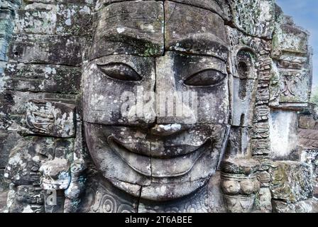 Extérieur du temple du Bayon aux visages gargantuesques, Angkor Thom, Angkor, Cambodge, Asie Banque D'Images