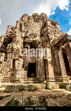 Extérieur du temple du Bayon aux visages gargantuesques, Angkor Thom, Angkor, Cambodge, Asie Banque D'Images