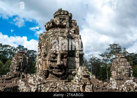 Extérieur du temple du Bayon aux visages gargantuesques, Angkor Thom, Angkor, Cambodge, Asie Banque D'Images