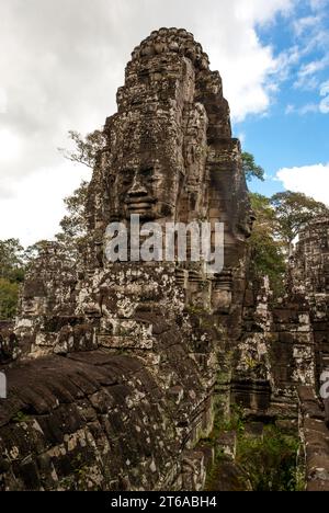 Extérieur du temple du Bayon aux visages gargantuesques, Angkor Thom, Angkor, Cambodge, Asie Banque D'Images