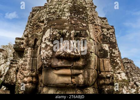 Extérieur du temple du Bayon aux visages gargantuesques, Angkor Thom, Angkor, Cambodge, Asie Banque D'Images