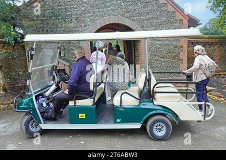 Les visiteurs moins aptes retournent à la sortie dans Villager zéro émission véhicule électrique buggy après avoir vu Sandringham House dans Norfolk East Anglia Angleterre Royaume-Uni Banque D'Images