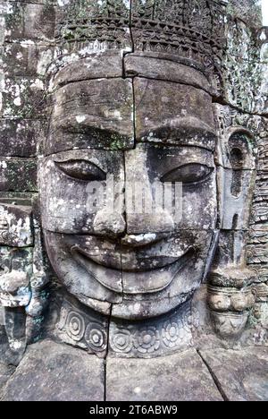 Extérieur du temple du Bayon aux visages gargantuesques, Angkor Thom, Angkor, Cambodge, Asie Banque D'Images