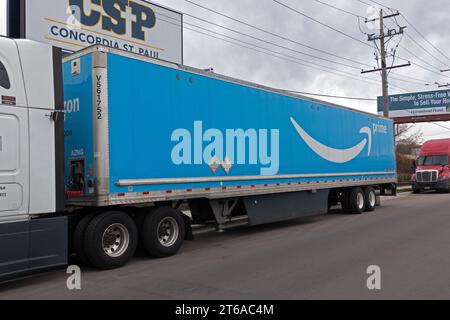 Camion semi-livraison Blue Prime Amazon garé sur le côté de l'autoroute. St Paul Minnesota MN États-Unis Banque D'Images