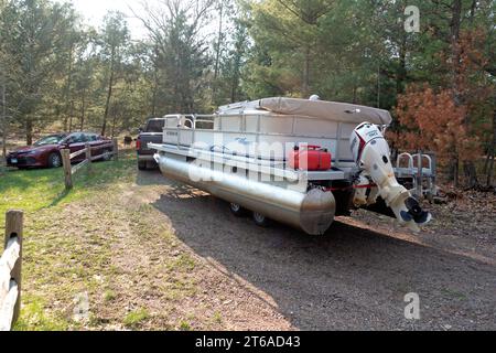 Un ponton Weeres propulsé par un moteur hors-bord Evinrude 90 sur une remorque prête à être lancée. Danbury Wisconsin WI États-Unis Banque D'Images