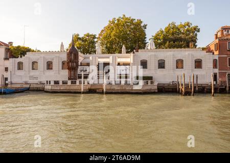 Extérieur de la Fondation Peggy Guggenheim à Venise, Italie. Banque D'Images