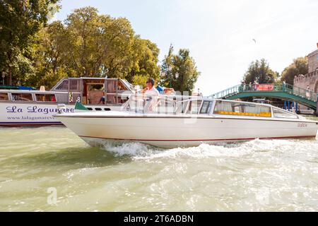 Bateau-taxi dans un canal à Venise. Banque D'Images