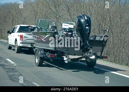 Camionnette Ford F-150 FX4 tirant un bateau de pêche à impact Lund 1875 avec des moteurs hors-bord Mercury 110 et 9,9 sur une remorque. Minnesota MN États-Unis Banque D'Images