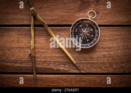 Dessin vintage et boussole de navigation sur une planche de bois rustique Banque D'Images