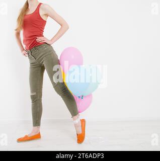 jeune femme fille avec des ballons colorés isolés sur fond blanc. Espace de copie Banque D'Images