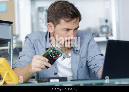 homme travaillant dans un magasin d'informatique Banque D'Images