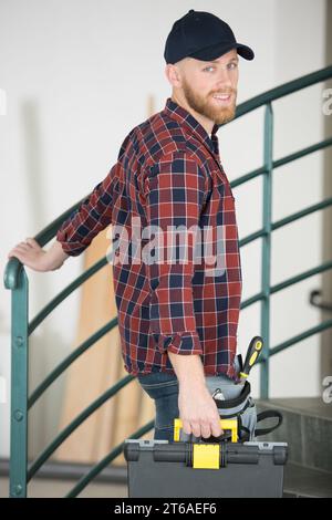 heureux jeune homme avec une longue barbe souriant à la caméra Banque D'Images