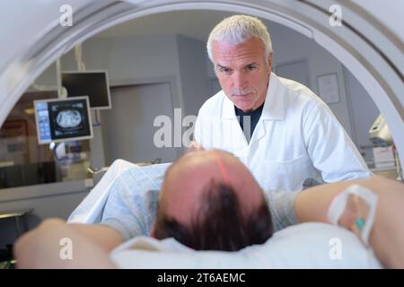 Patient de sexe masculin entrant dans le tunnel du scanner Banque D'Images