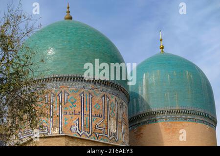 Shahrisabz, Ouzbékistan - 5 novembre 2023 : dômes de la mosquée Kok Gumbaz à Shahrisabz, Ouzbékistan. Banque D'Images