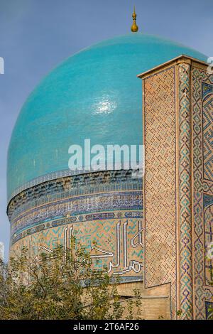 Shahrisabz, Ouzbékistan - 5 novembre 2023 : détail du dôme de la mosquée Kok Gumbaz à Shahrisabz, Ouzbékistan. Banque D'Images
