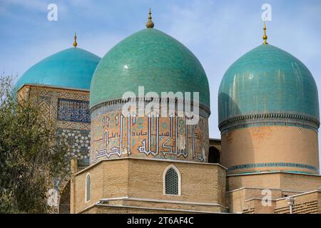 Shahrisabz, Ouzbékistan - 5 novembre 2023 : dômes de la mosquée Kok Gumbaz à Shahrisabz, Ouzbékistan. Banque D'Images