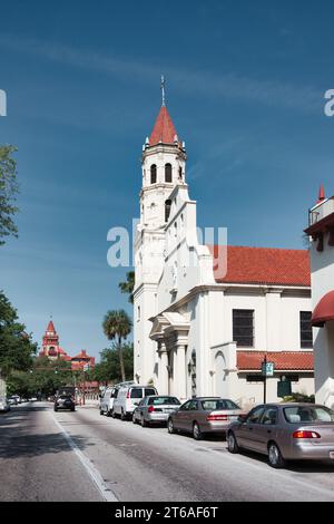 Rue avec la basilique cathédrale de Saint Augustine dans la vieille ville St. Augustine Florida USA Banque D'Images