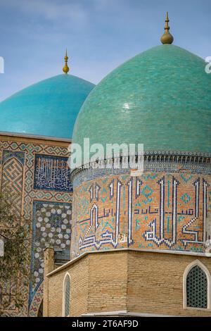 Shahrisabz, Ouzbékistan - 5 novembre 2023 : dômes de la mosquée Kok Gumbaz à Shahrisabz, Ouzbékistan. Banque D'Images