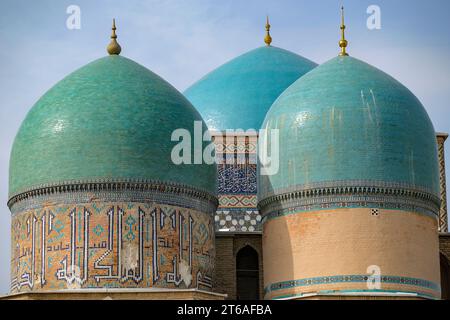 Shahrisabz, Ouzbékistan - 5 novembre 2023 : dômes de la mosquée Kok Gumbaz à Shahrisabz, Ouzbékistan. Banque D'Images