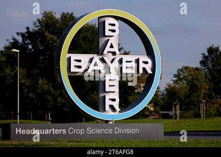 DAS freistehende logo der Bayer AG beim Standort der Agrarsparte der Bayer AG à Monheim. Der Chemiekonzern Hat im November 2023 einen massiven Stellenabbau angekündigt : nach einem Verlust von 4, 6 Milliarden Euro Will Bayer-Chef Bill Anderson mehrere Führungsebenen streichen und die Belegschaft erheblich reduzieren. Archivbild, Themenbild, Symbolbild Monheim, 30.08.2023 NRW Deutschland *** le logo autonome de Bayer AG sur le site de la division agricole de Bayer AGS à Monheim l'entreprise chimique a annoncé des suppressions massives d'emplois en novembre 2023 après une perte de 4,6 milliards d'euros, Bayer patron Banque D'Images